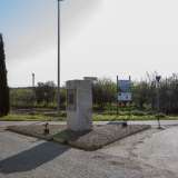 Qui � stato installato un menhir in pietra calcarea locale...